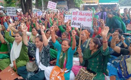 /mid-day-meal-workers-kaa-apani-maangon-kae-liye-jaloos-pradarshan