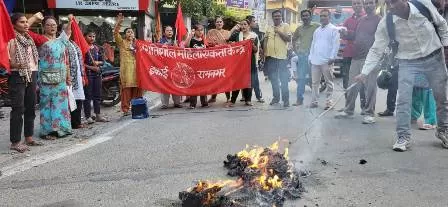 जूनियर महिला डाक्टर के साथ हुए बलात्कार और जघन्य हत्या के खिलाफ देश भर में विरोध प्रदर्शन