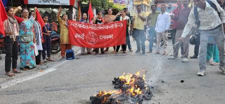 जूनियर महिला डाक्टर के साथ हुए बलात्कार और जघन्य हत्या के खिलाफ देश भर में विरोध प्रदर्शन