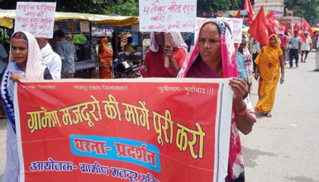 /grameen-majadooron-ka-pradarshan