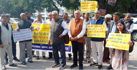 /kaalakaa-agnikaand-mein-hatahat-workers-ke-liye-nyaay-ki-maang