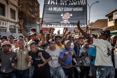 /and-ab-medaagaskar-mein-yuvaa-vidraoh-president-bhaage