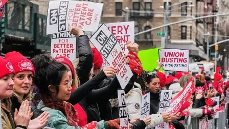/amerika-newyork-mein-hajaron-nurses-strike-par