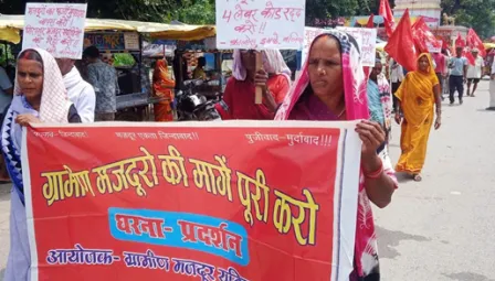 /grameen-majadooron-ka-pradarshan